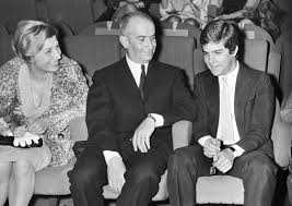 Fille d'un avocat et d'une pianiste, la petite fille est une élève studieuse et passionnée de. Louis De Funes Qui Etait Sa Derniere Epouse Jeanne Gala