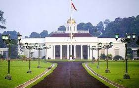 Usia pengunjung ke istana bogor minimum 10 tahun atau siswa kelas 4 sekolah dasar (sd). Istana Bogor Akan Direnovasi