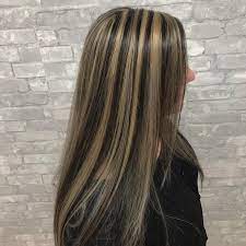 We Re Officially Obsessed With The 90s Chunky Highlights Trend That S All Over Instagram Hair Styles Hair Streaks Hair Inspiration Color