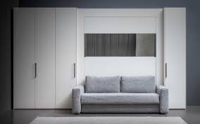 Essedue propone letti a scomparsa economici nel prezzo ma di qualità nel meccanismo di apertura e chiusura e nella struttura in legno letti a letto a scomparsa un letto singolo un armadio a parete di design che nasconde un letto comodo rialzato tipo letto a castello ma con un solo materasso 80x190. Mobile Parete Con Letto A Scomparsa E Divano Flou Piazzaduomo Da Parete Design Giulio Manzoni Specchi Da Parete Decorativi Specchio Da Parete Specchi Soggiorno