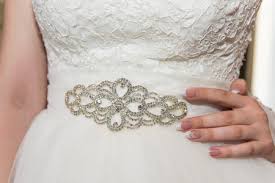 ❤ top qualität & günstiger preis. Fragment Eines Hochzeitskleides Mit Einem Mit Edelsteinen Und Perlen Verzierten Gurtel Taille Und Hand Auf Der Hufte Das Hochzeitskleid Der Braut Ist Mit Einer Brosche Verziert Lizenzfreie Fotos Bilder Und Stock Fotografie
