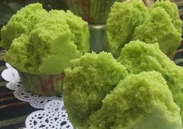 Memiliki tekstur lembut dan rasa yang manis ternyata resep bolu kukus tidak sulit untuk dicoba. Bolu Pandan Santan No Mixer