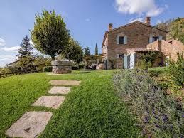 Giardino Rigoglioso In Questa Villa A Cortona Esterni Casali Casa Toscana Case Di Campagna
