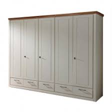 Der kleiderschrank gehört in der wohnung seit generationen zu einem der wertigsten möbelstücke. Kleiderschrank Massivholz Kaufen Pharao24