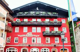 Insgeheim hofft sie, ihn als ihren gatten bald ganz nach st. Vom Weissen Rossl Zum Weissen Hirschen Zum Schwarzen Rossl Salzkammergut