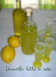 Oggi vi svelerò la ricetta del vero limoncello fatto in casa, quello che la nonna ha da sempre preparato con le sue mani e che era goloso, profumato e fresco, perfetto anche come digestivo a fine pasto, o come regalo home made per una persona cara! Ricetta Di Limoncello Ricette 2020