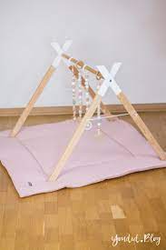 Nadelholz ist von natur aus sehr weich und eignet sich dadurch optimal für kinderspielzeug. Bauanleitung Fur Einen Diy Holz Spielbogen Im Skandinavischen Stil Youdid