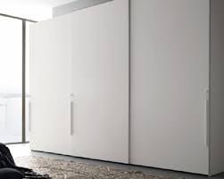 Oltre alla scelta di materiali, come il legno massiccio, troverai funzioni intelligenti come le ante a specchio (e. Armadio Ikea Bianco Scorrevole Herpes Simplex
