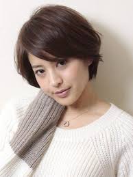 30 40代のショートヘアスタイルは難しい 可愛くしすぎると 若作り 大人っぽくと思うと 老け顔 になってしまいそうで周囲の反応も気になりますよね ここではみんなから絶賛されること間違いなしの大人のショートヘアスタイルを５つのテーマでご紹介します