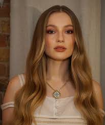 📸 Stunning! — Hannah Dodd getting ready for the Chanel Beauty event last  night, (19), in London. #hannahdodd