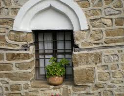 Desi au mai ramas doar fudatiile inca se pastreaza strazile, iar in dreptul fiecarui obiectiv mai important gasesti o reconstructie 3d. Arbanassi Un Sat BulgÄƒresc De Sute De Ani Unde Prezentul CopiazÄƒ Trecutul