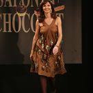 Caroline Barclay Au Defile Du 13eme Salon Du Chocolat 2007 Idees Vestimentaires Idees De Mode Defile Mode