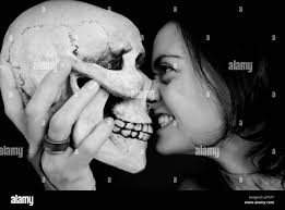 Hamlet shakespeare skull hi-res stock photography and images