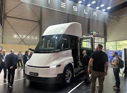 On est monté à bord du Tesla Semi, le camion électrique qui veut bousculer l'Europe — Automobile Propre