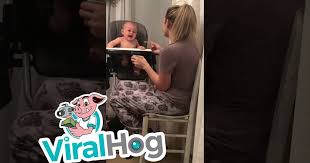 Baby Lacht Sich Uber Mamas Nieser Kaputt Webfail Fail Bilder Und Fail Videos