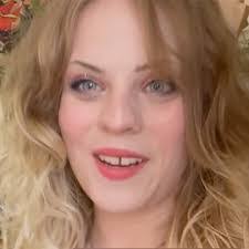 Amanda Earles's Instagram, Twitter & Facebook