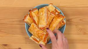 Schneller Snack So Machst Du Aus Blatterteig Leckere Pizza Happen Happchen Lecker Pizza Lebensmittel Essen