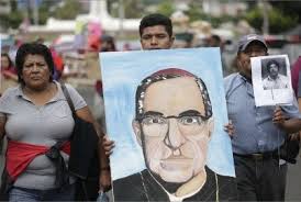 Devotos salvadoreños ya ven a monseñor Romero como un santo