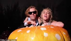 The kid laroi, miley cyrus. Miley Cyrus Leaves Hollywood Hair Salon After Dropping Video For Her The Kid Laroi Remix Without You Aktuelle Boulevard Nachrichten Und Fotogalerien Zu Stars Sternchen