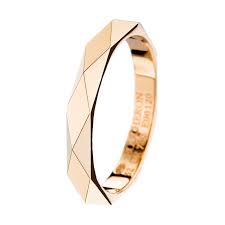 Facette Yellow Gold Wedding Band A Maison Boucheron Bridal Creation A Boucheron Creation Tells A Yellow Gold Wedding Band Gold Ring Designs Gold Wedding Band