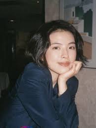 Jacky Cheung loved her for 35 years and retired for the king of heaven.  After getting married, she became ill and fired 21 Filipino servants in 3  years.