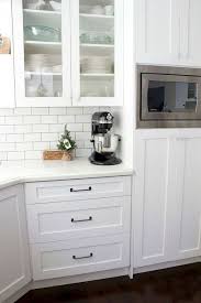 White cabinets lend themselves to a variety of design styles, and when it comes to countertops, the popular white kitchen cabinets gleam with pizzazz, do you agree? 46 White Kitchen Cabinet With Black Hardware Decorinspira Com