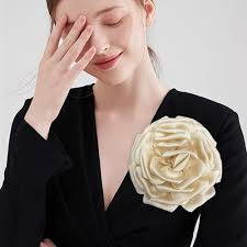 IMINI 160mm Fleur De Rose En Satin De Soie Délicate Grandes Broches Extra  Larges Épingles à Revers En Tissu Broche Pour Femme Fête De Mariage Banquet  Robe Costume Vêtements Accessoires Cadeaux (Beige) :