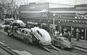 Jim Hills Or Jim Mills Ford Mercury Dealership In Oak Park Il In Oct45 Taking 1st Delivery Of Carros Classicos Antigos Carros Classicos Caminhoes Vintage