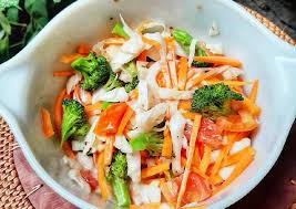 Cocok sekali untuk dimakan setiap hari, sebab kandungan makanan ini yang begitu sehat. Yuk Dicoba Cara Membuat Salad Sayur Simpel 3 Anti Gagal