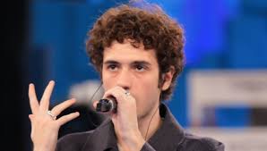 Tancredi ha 19 anni, è figlio di genitori separati e vive a milano insieme a suo padre e ai suoi due fratelli, un fratello più piccolo e una sorella maggiore. Chi E Tancredi Cantu Rajnoldi Il Cantante Di Amici 20 Donnaweb Net