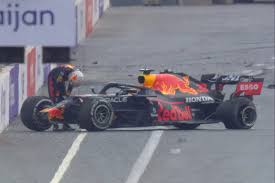 Despite his crash, max verstappen still leads the 2021 driver's championship with 105 points. Formel 1 Aserbaidschan Gp Drama Um Verstappen Vettel Profitiert Auto Bild