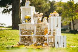 Vous pouvez organiser la réception et la fête pour votre mariage dans les bois, dans une grange, sur un. Inspi Deco Mariage Avec Des Cagettes En Bois 20 Idees Inspirantes