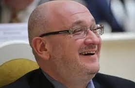 Максим резник сидит на скамье в клетке полулежа в позе аполлона, но садится ровно, когда в зал слово берет максим резник. Deputat Zaksa Maksim Reznik Pokazal Master Klass Po Unichtozheniyu Duri Na Otdyhe V Chehii