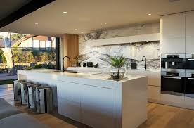 Kuche Mit Kochinsel Weiss Design Corian Modern Hocker Theke Moderne Kuche Kuchen Design Kuchen Design Ideen