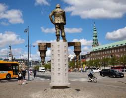 Børsen sætter dagsordenen for erhvervslivet. Seks Meter Hoj Christian Iv Plantet Foran Borsen Magasinet Kbh