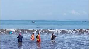 Pantai pangandaran hingga saat ini masih menjadi pantai unggulan atau pantai favorit di wilayah armada sewa bus bandung pangandaran terbaru. Wistawan Asal Bandung Terseret Ombak Pantai Pangandaran Terlepas Dari Papan Selancar Tribun Jabar