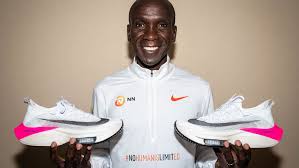 Kenyan eliud kipchoge set an astonishing new marathon world record on sunday, running two hours, one minute and 39 seconds in berlin. Nike Prototyp Mit Diesem Schuh Lief Eliud Kipchoge 1 59 40 Runner S World