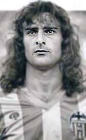 A nivel de club, mario kempes es mejor conocido por jugar para el valencia cf, terminando dos veces como. Biografia De Mario Alberto Kempes Su Vida Historia Bio Resumida