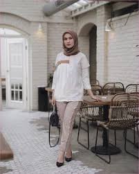 Itulah inspirasi outfit dress yang bisa kamu sontek, girls! Outfit Baju Remaja Berhijab Ala Selebgram 2018 Kerudung Segi Empat Square Warna Coklat Tua Top Blouse Pu Model Pakaian Hijab Model Pakaian Model Pakaian Muslim