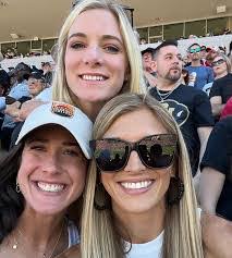 Laura Thweatt's Instagram, Twitter & Facebook