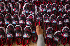 Saat pulang kerja, hp miliknya dijambret. Memproduksi Ribuan Pasang Setiap Minggu Geliat Pengusaha Sepatu Di Mojokerto Semua Halaman National Geographic