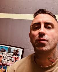 Na! Dem Jungen geht's gut. Er macht Sachen und so. (Und er wartet auf Grand  Theft Auto.) Habt alle ein schönes Wochenende!