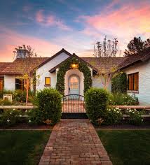 Buchen sie ihre traumunterkunft beim ferienhausspezialisten casamundo. Charming French Cottage In Arizona Offers Warmth And Timeless Beauty French Cottage Cottage Exterior Cottage