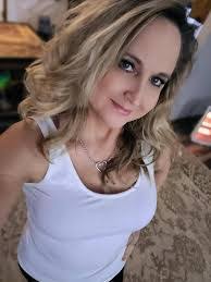 Danielle Thomason's Instagram, Twitter & Facebook