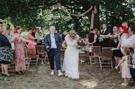 Boho Vintage Wiesenhochzeit Hochzeitsfotos Aus Leipzig Hochzeit Draussen Hochzeit Boho Hochzeit