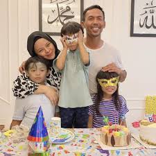 Jun 25, 2021 · menganggap buah tangan terbaru bersama suaminya, shuib, membawa maksud terlalu mendalam, siti sarah tidak rela nyanyiannya dalam semakin benci semakin cinta ditukar ganti dengan nabila razali. Siti Sarah And Husband Shuib Slapped With Compounds For Violating Sop