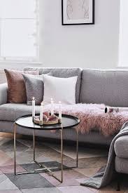 Tea Rose Das Interior Traumpaar Grau Blush Gegensatze Ziehen Sich An Heisst Es Und Wer Das Neue Interior Dre Haus Deko Wohnzimmer Grau Kleines Wohnzimmer