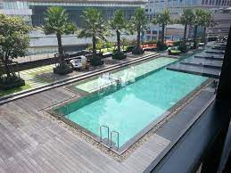 Kids stay and eat free at holiday inn. 8th Floor Pool Aufnahme Von Holiday Inn Bangkok Sukhumvit Tripadvisor