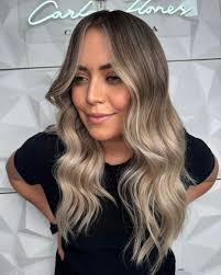 Mis clientas están amando esta nueva técnica ✨ Dejamos su crecimiento muy  difuminado para dar un crecimiento natural al pasar los meses 🫰🏻 Blending  balayage 🌈 Con olaplex logramos transformar las cabelleras