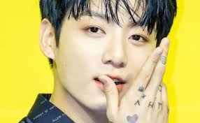 El 23 de febrero, big hit entertainment anunció que la conferencia de prensa global de bts por su nuevo ábum map of the soul: Jungkook Luce Su Nuevo Tatuaje Y Piercing En El Estreno De Butter